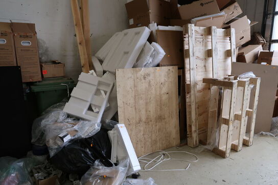 Div. Paller, papkasser samt skraldespande uden indhold