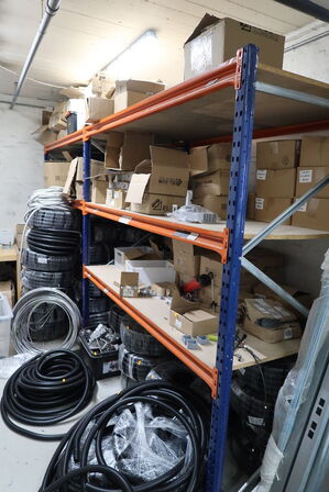 2 fag lagerreoler uden indhold