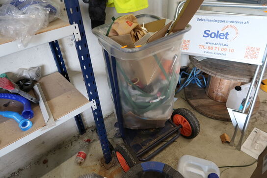 Skraldespand samt div. Tøj