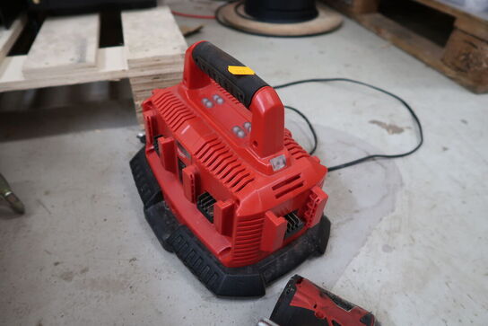 Multilader samt 2 stk. håndværktøj MILWAUKEE