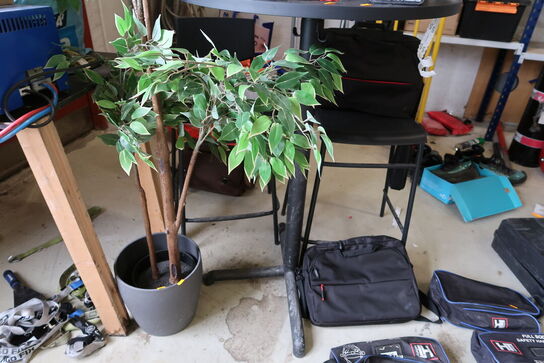 Barbord uden indhold med 2 stk. barstole