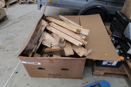 Kasse med div. Træ samt kasse med div. Beslag m.m.