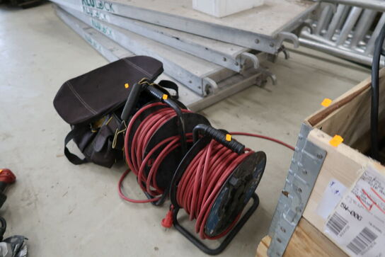 2 stk. kabeltromler samt taske med div. Værktøj