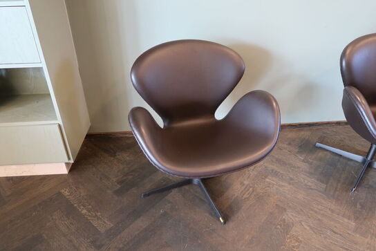 Lænestol ARNE JACOBSEN Svanen 3320 i Cognac læder