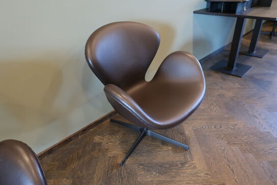 Lænestol ARNE JACOBSEN Svanen 3320 i Cognac læder