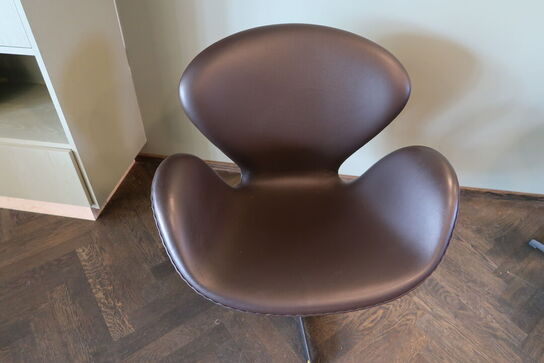 Lænestol ARNE JACOBSEN Svanen 3320 i Cognac læder