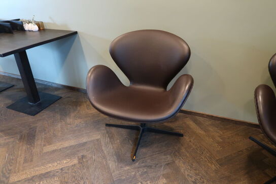 Lænestol ARNE JACOBSEN Svanen 3320 i Cognac læder
