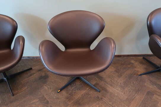 Lænestol ARNE JACOBSEN Svanen 3320 i Cognac læder