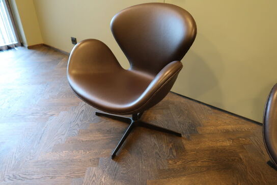 Lænestol ARNE JACOBSEN Svanen 3320 i Cognac læder