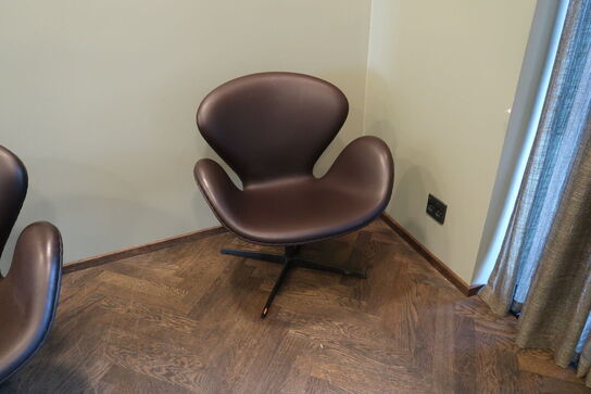 Lænestol ARNE JACOBSEN Svanen 3320 i Cognac læder