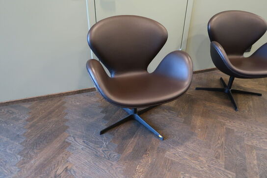 Lænestol ARNE JACOBSEN Svanen 3320 i Cognac læder
