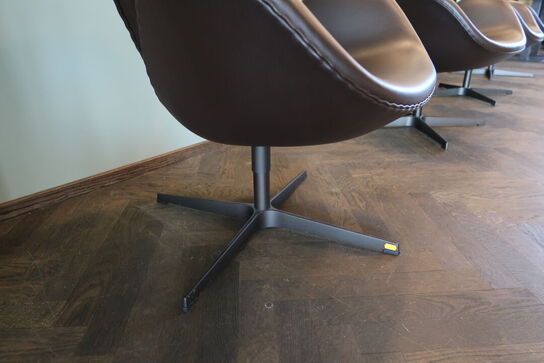 Lænestol ARNE JACOBSEN Svanen 3320 i Cognac læder
