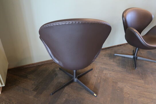Lænestol ARNE JACOBSEN Svanen 3320 i Cognac læder