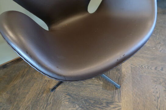Lænestol ARNE JACOBSEN Svanen 3320 i Cognac læder