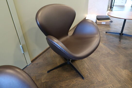 Lænestol ARNE JACOBSEN Svanen 3320 i Cognac læder