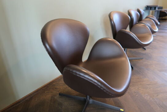 Lænestol ARNE JACOBSEN Svanen 3320 i Cognac læder