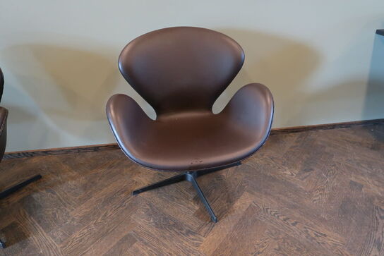 Lænestol ARNE JACOBSEN Svanen 3320 i Cognac læder