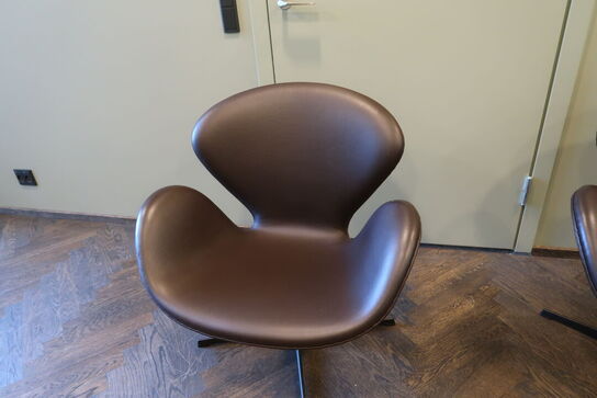Lænestol ARNE JACOBSEN Svanen 3320 i Cognac læder