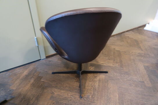 Lænestol ARNE JACOBSEN Svanen 3320 i Cognac læder