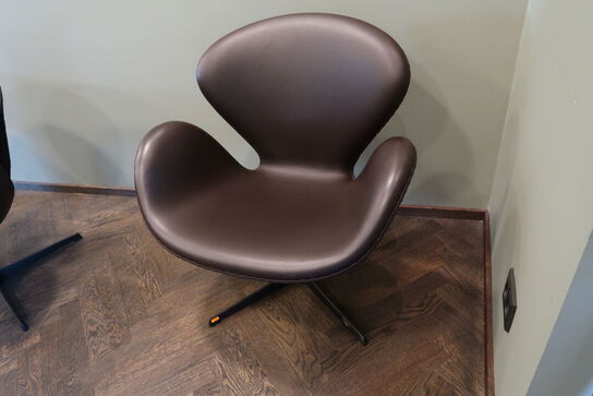 Lænestol ARNE JACOBSEN Svanen 3320 i Cognac læder