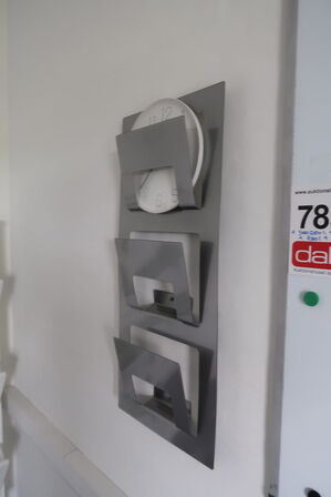 Skoreol, tavle og rumdeler med indhold