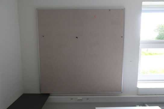 Skoreol, tavle og rumdeler med indhold