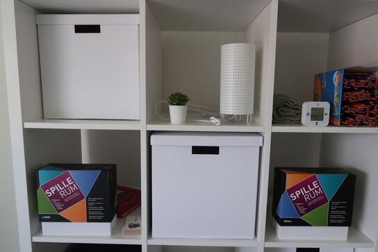 Skoreol, tavle og rumdeler med indhold