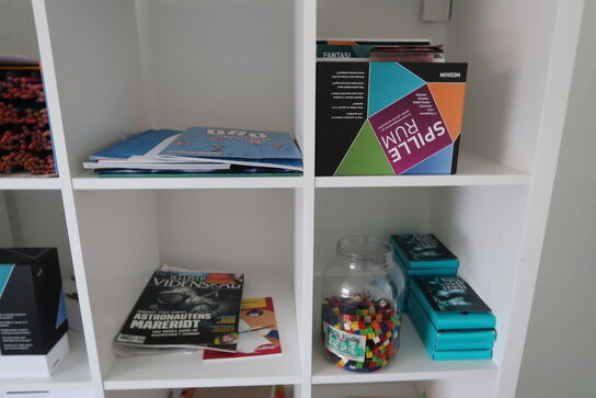 Skoreol, tavle og rumdeler med indhold