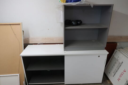 Reol med indhold + diverse skabe 