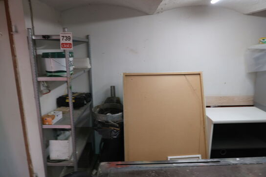 Reol med indhold + diverse skabe 