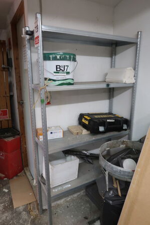 Reol med indhold + diverse skabe 