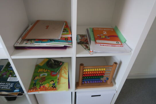 Skoreol, tavle og rumdeler med indhold