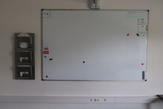 Skoreol, tavle og rumdeler med indhold