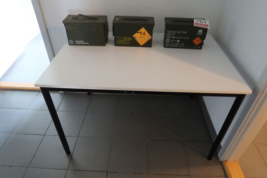 Bord med 3 stk. Amonitionskasser 