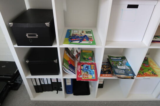 Skoreol, tavle og rumdeler med indhold