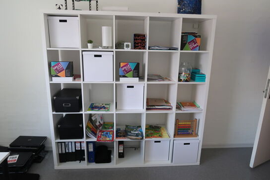 Skoreol, tavle og rumdeler med indhold