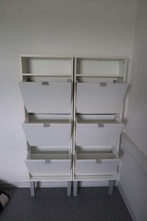 Skoreol, tavle og rumdeler med indhold