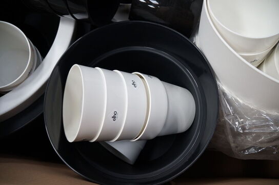 Palle med diverse plasticpotter