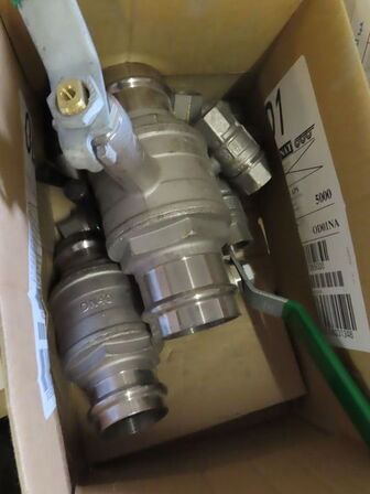 Palle med div. Kuglehaner og fittings