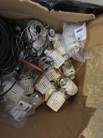 3 kasser med radiatortermostater