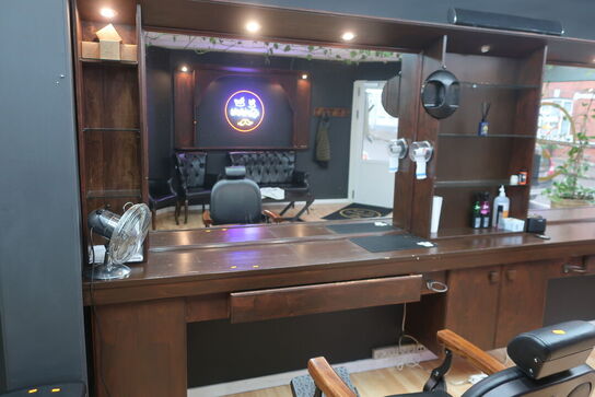 Vægmonteret møbel med spejl med bl.a. ventilator, varelager, hårtørrer, voks m.m. (indhold i reol i midten, medfølger ikke)