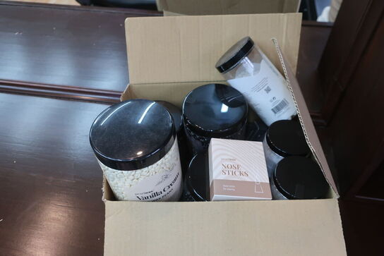 Vægmonteret møbel med spejl med bl.a. ventilator, varelager, hårtørrer, voks m.m. (indhold i reol i midten, medfølger ikke)