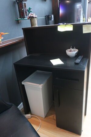 Receptionsdisk samt vægreol uden indhold