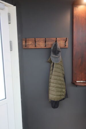 Vægreol, lysskilt samt knagerække