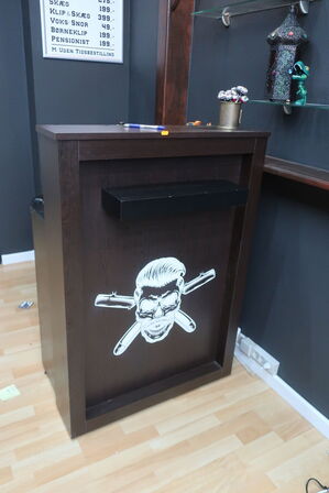 Receptionsdisk samt vægreol uden indhold