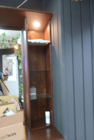 Vægmonteret møbel med spejl med bl.a. ventilator, varelager, hårtørrer, voks m.m. (indhold i reol i midten, medfølger ikke)