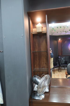 Vægmonteret møbel med spejl med bl.a. ventilator, varelager, hårtørrer, voks m.m. (indhold i reol i midten, medfølger ikke)