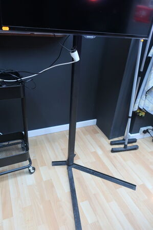 Stand med fjernsyn SAMSUNG UE40ES5505