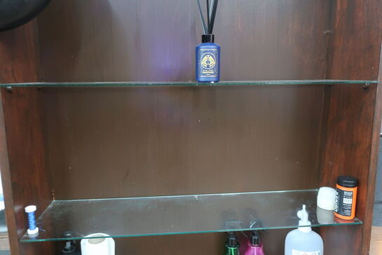 Vægmonteret møbel med spejl med bl.a. ventilator, varelager, hårtørrer, voks m.m. (indhold i reol i midten, medfølger ikke)