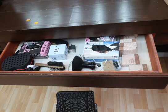 Vægmonteret møbel med spejl med bl.a. ventilator, varelager, hårtørrer, voks m.m. (indhold i reol i midten, medfølger ikke)